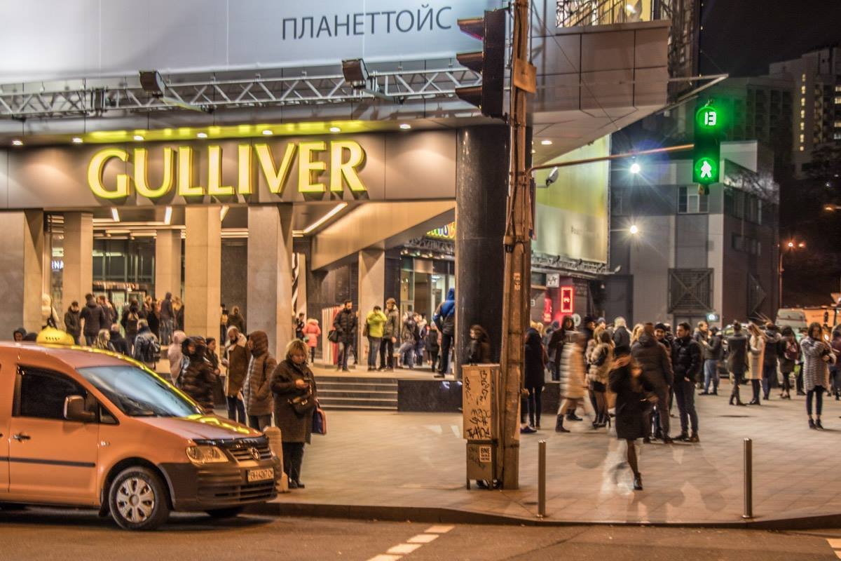 До приезда специалистов служба безопасности ТЦ проверила помещения со служебной собакой 