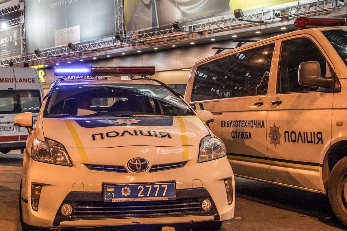 На место возможного места "минирования" прибыла патрульная полиция 