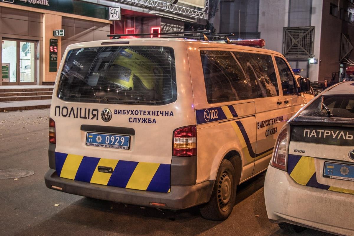 Территорию торгового центра обследуют взрывотехники 