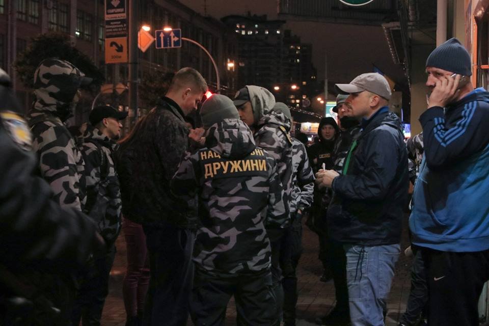 Представители "Национальных дружин" заблокировали работу "Лото-маркета" возле Лукьяновского рынка Представители "Национальных дружин" заблокировали работу "Лото-маркета" возле Лукьяновского рынка