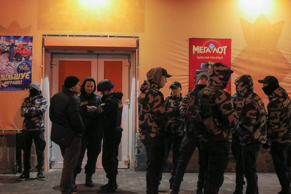 Около 10 членов организации перекрывали вход в игровое заведение Около 10 членов организации перекрывали вход в игровое заведение