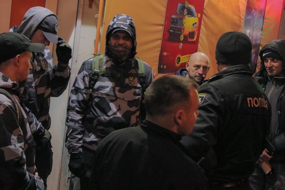 Еще около 10 участников акции "STOP М.С.Л." находились внутри помещения, вместе со следователем и сотрудниками департамента защиты экономики Нацполиции