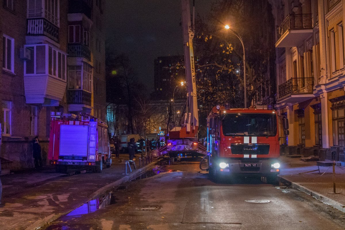 На место пожара прибыло около 10 пожарных машин