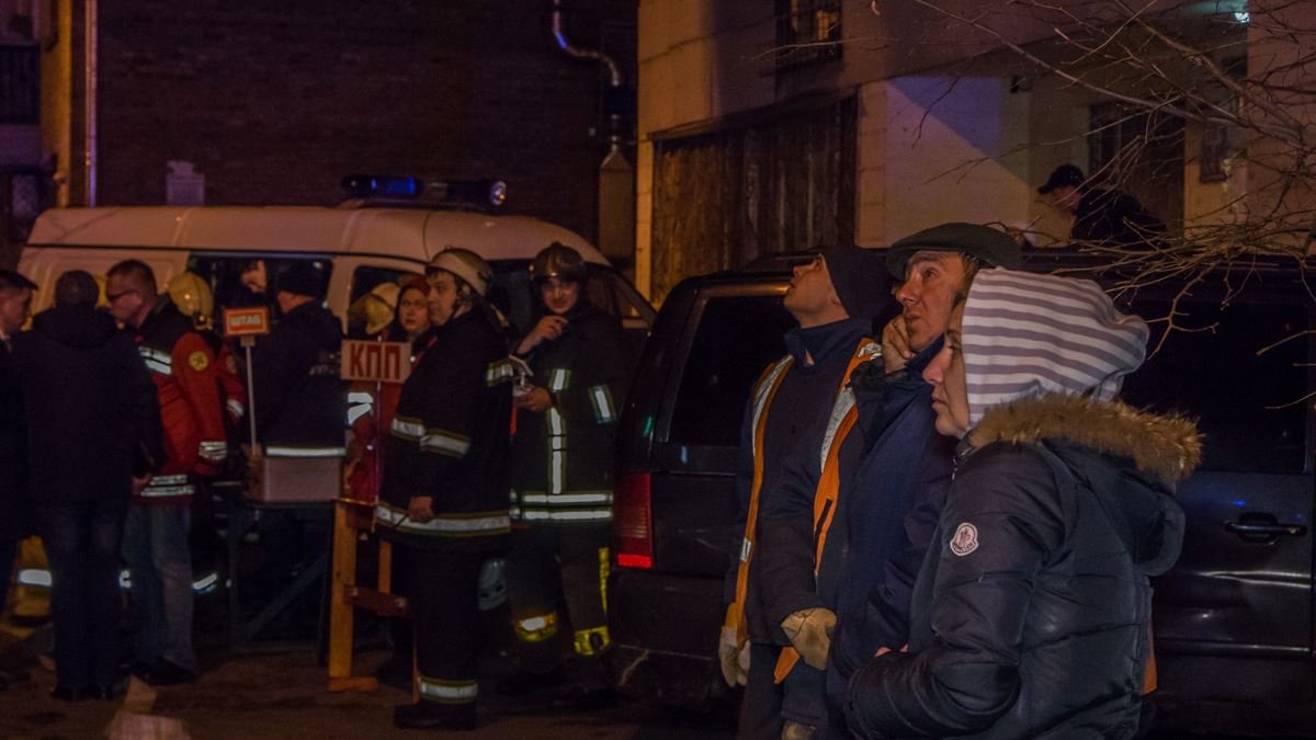 Жильцы многоэтажки вышли из дома кто в чем был