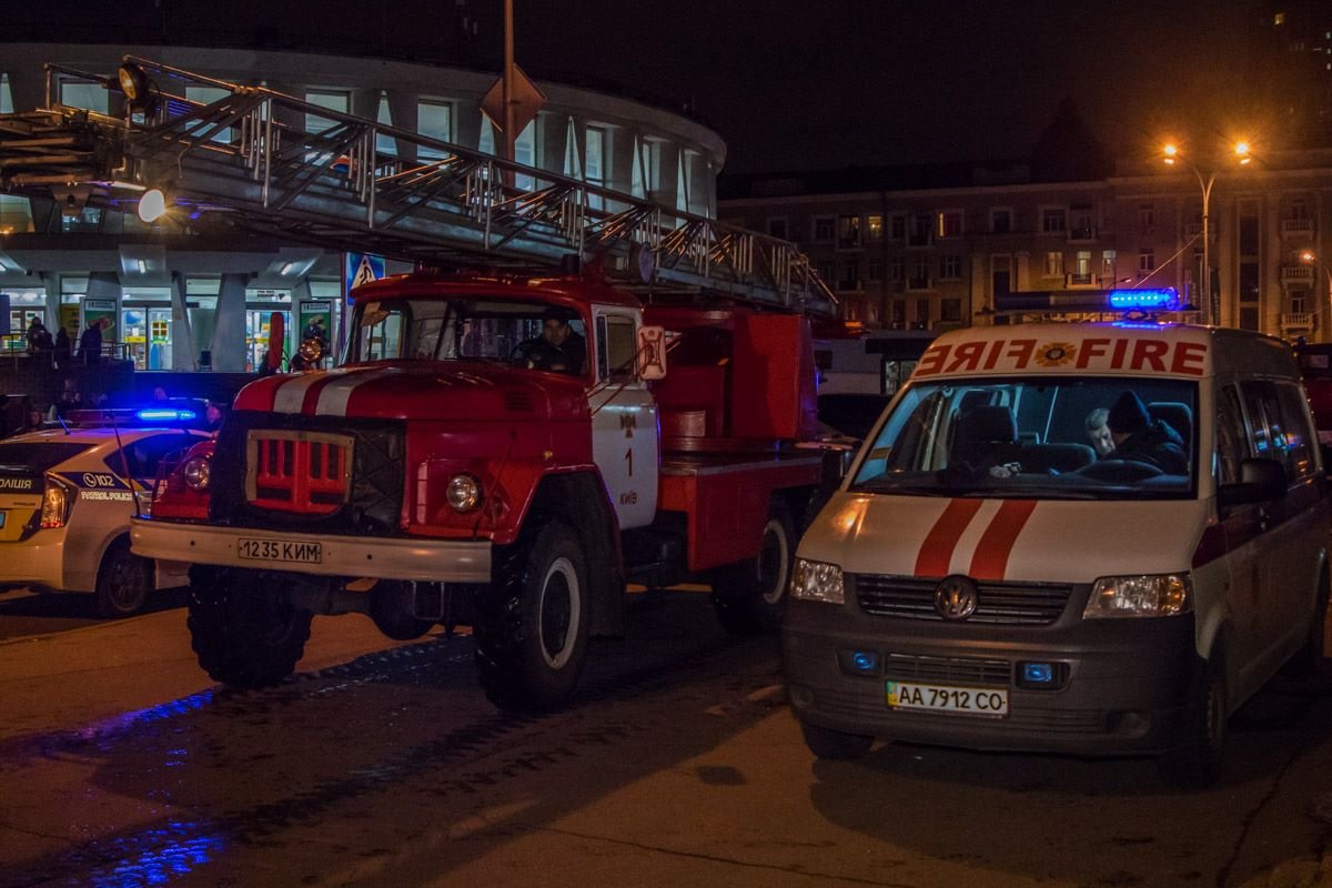 К месту возгорания прибыло около 10 пожарных машин, несколько бригад скорой помощи и патрульная полиция.