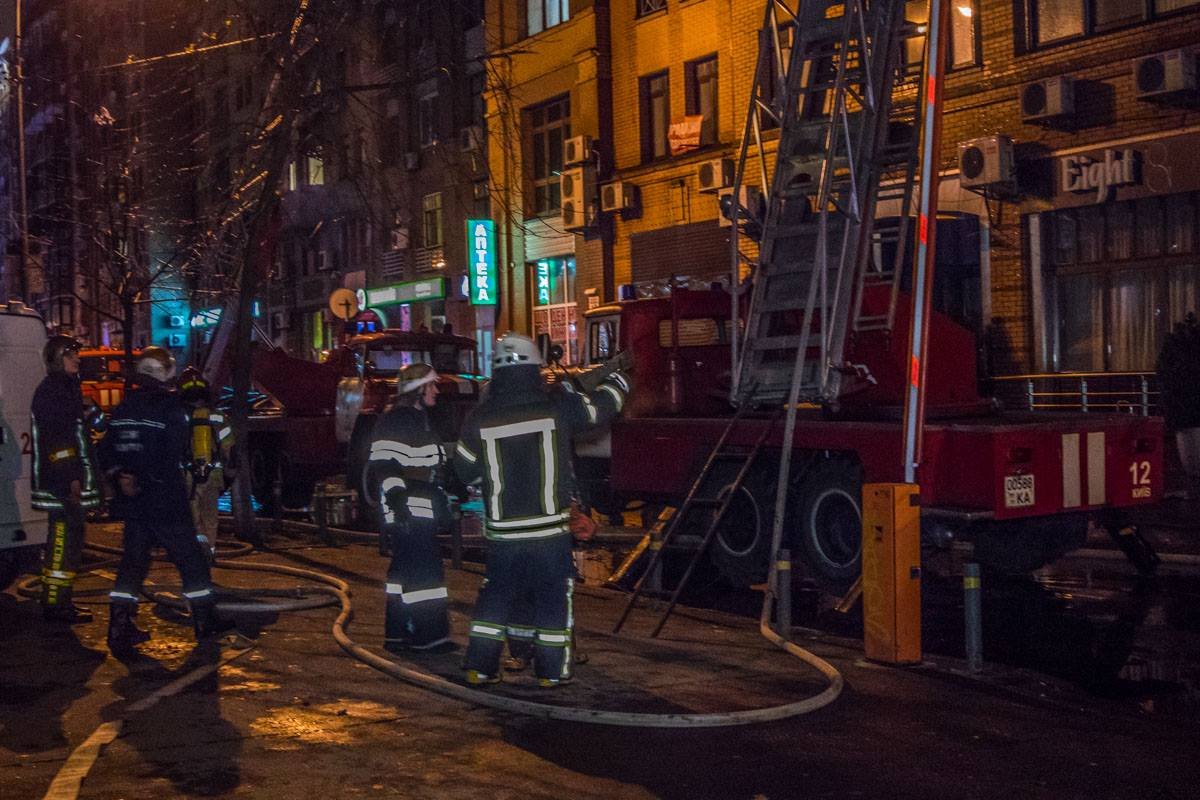 Несколько десятков пожарных борются с огнем в центре Киева