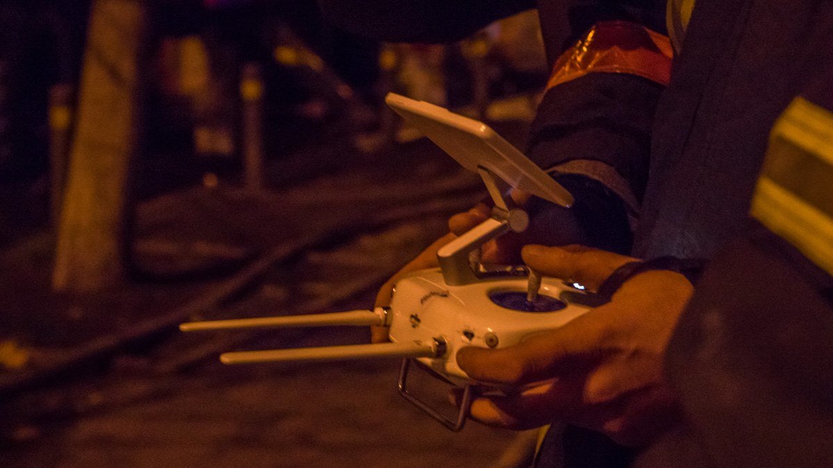 Над крышей многоэтажки даже запустили специальный дрон