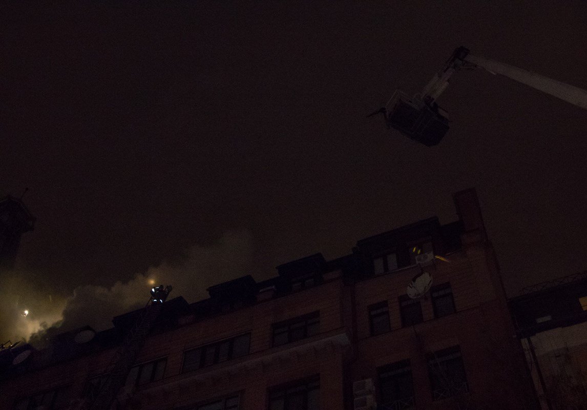 Возгорание на крыше спустя час вспыхнуло с новой силой