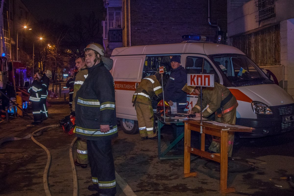 Пожарные на месте локализации огня в жилом доме на Мирного
