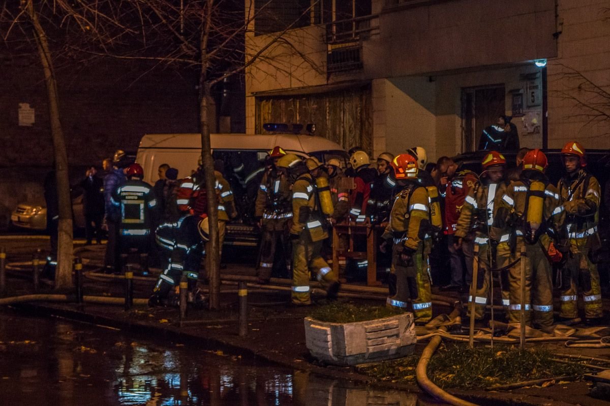 Во дворе многоэтажки, где произошел пожар, воды было по щиколотку