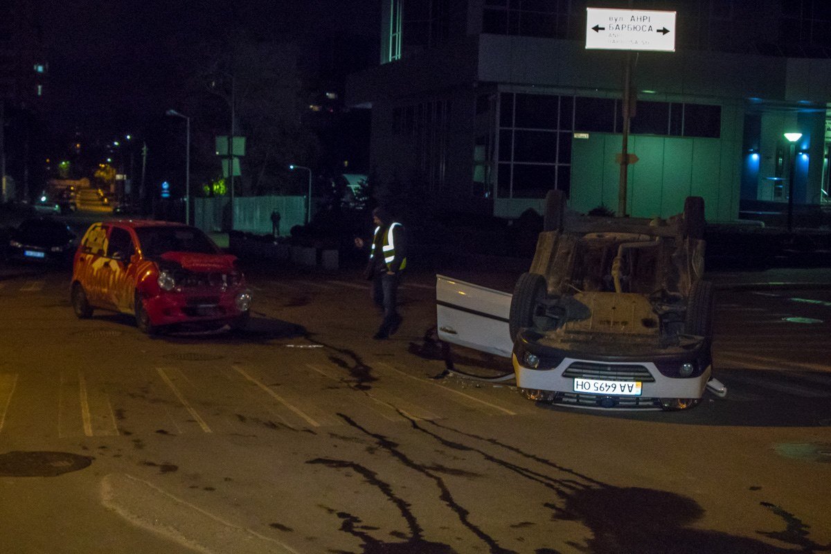Машины столкнулись на перекрестке улиц Тверская и Анри Барбюса