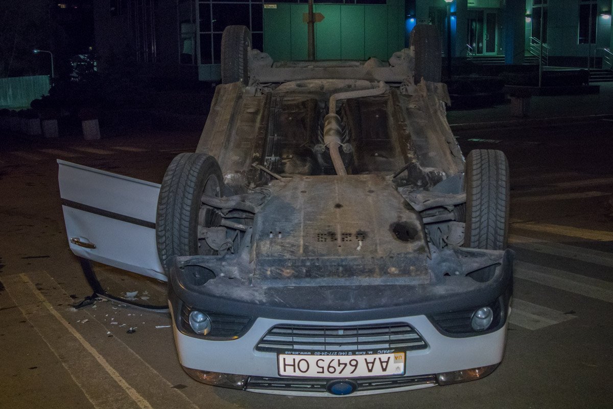 От столкновения Geely перевернулся в воздухе, упав на крышу в нескольких метрах от места столкновения.