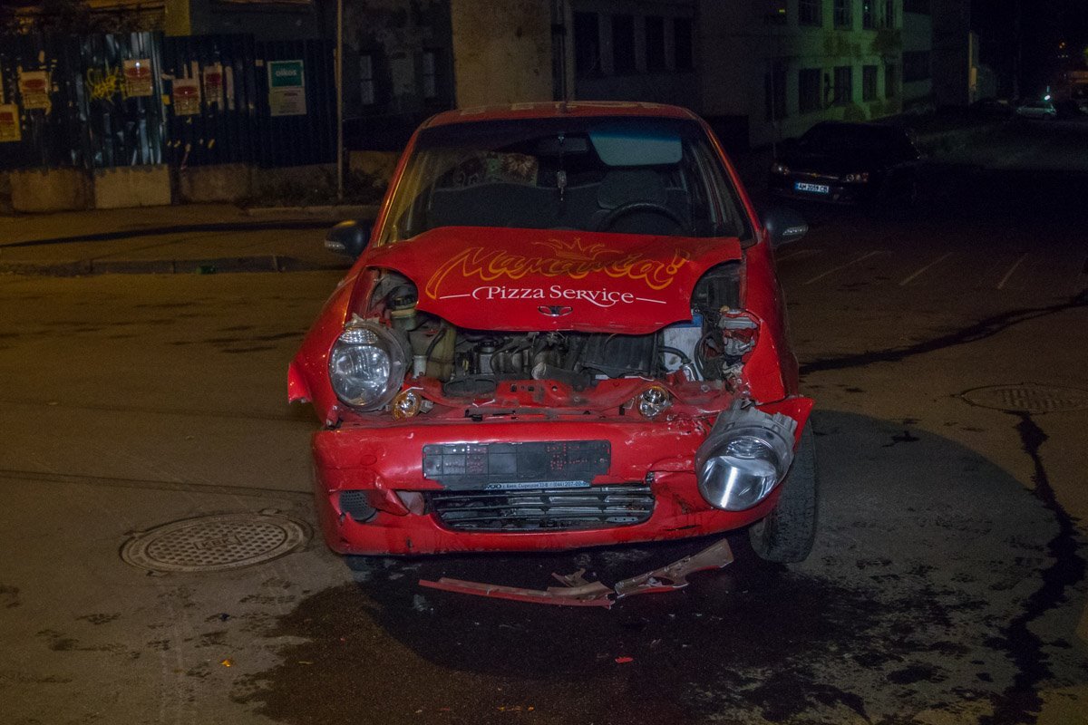 У Daewoo Matiz полностью разбита передняя часть кузова