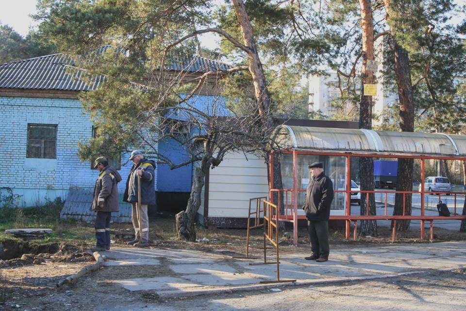 На автобусной остановке "Поселок ДВС" умер пожилой мужчина На автобусной остановке "Поселок ДВС" умер пожилой мужчина