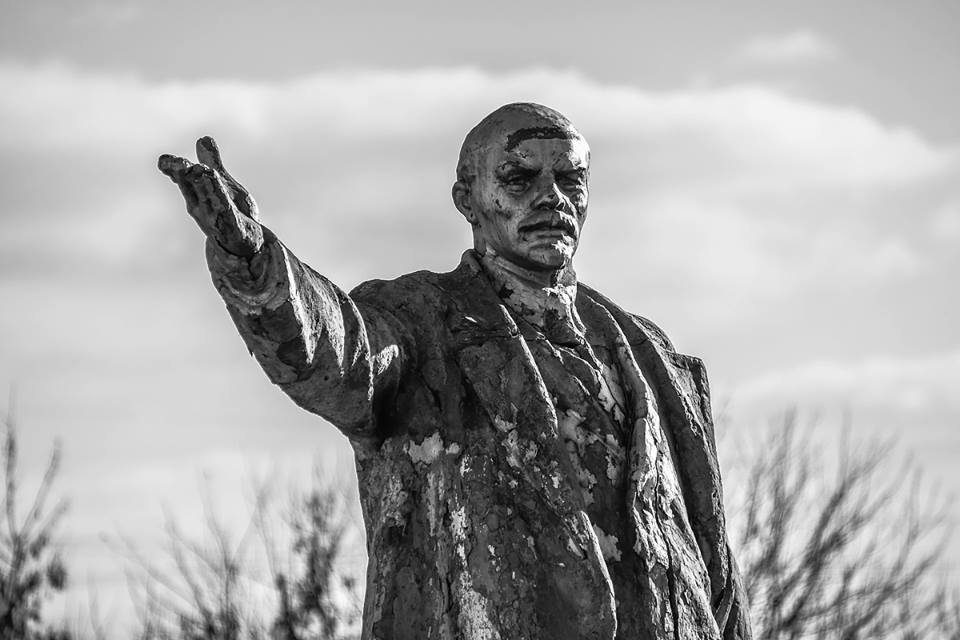 Хоть территория охраняемая, сторож с радостью пропускает желающих проведать Ильича Хоть территория охраняемая, сторож с радостью пропускает желающих проведать Ильича