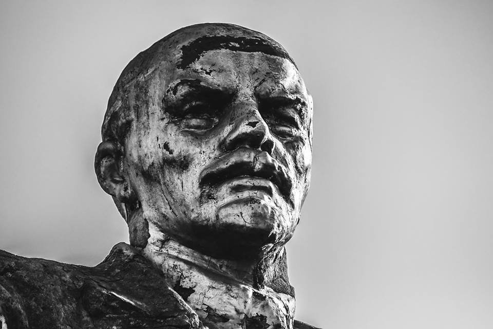 Сам постамент не поврежден. Правда, он оброс мхом и чуть потаскан временем Сам постамент не поврежден. Правда, он оброс мхом и чуть потаскан временем