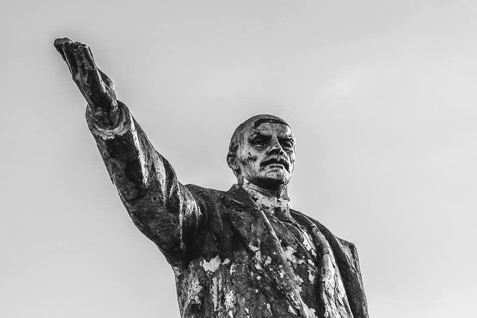 Прохожий рассказал, что это не последний памятник в Киеве, есть еще один на территории завода, но туда сложно попасть Прохожий рассказал, что это не последний памятник в Киеве, есть еще один на территории завода, но туда сложно попасть