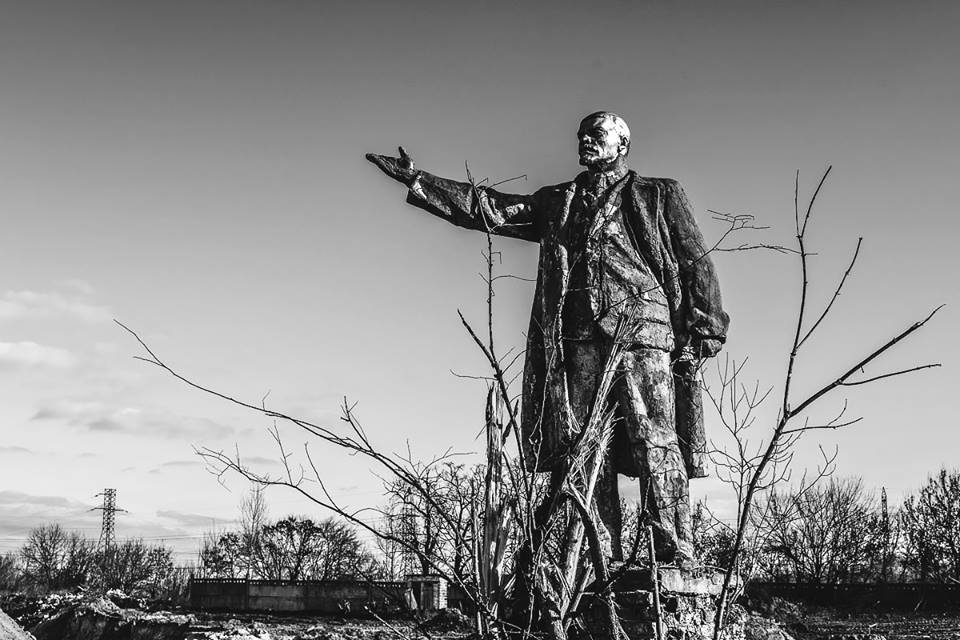 Революционера на Оболони окружают мусор и бездомные собаки Революционера на Оболони окружают мусор и бездомные собаки