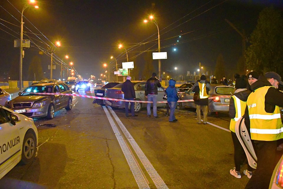 На Воздухофлотском путепроводе столкнулись четыре машины На Воздухофлотском путепроводе столкнулись четыре машины