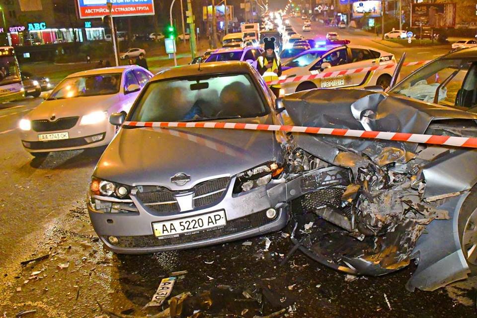 Черный Mitsubishi обгоняя Skoda Oktavia врезался в нее Черный Mitsubishi обгоняя Skoda Oktavia врезался в нее