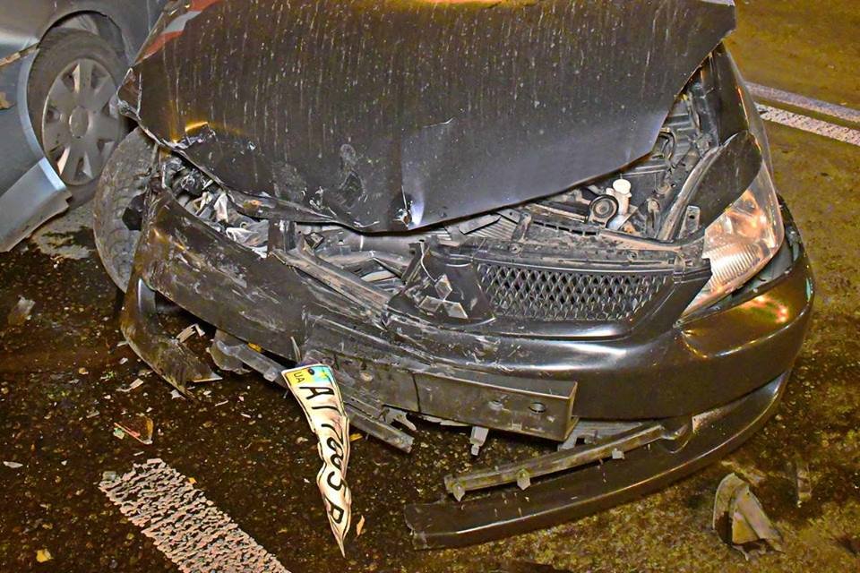 У черного Mitsubishi полностью помяло передний бампер У черного Mitsubishi полностью помяло передний бампер