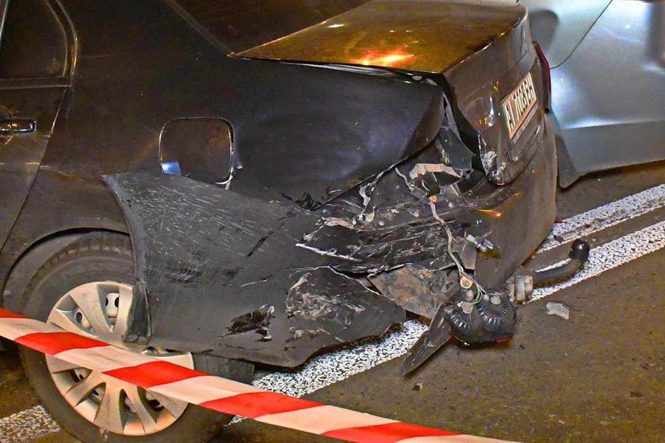 Также у черного Lanser 9 поврежден задний бампер Также у черного Lanser 9 поврежден задний бампер