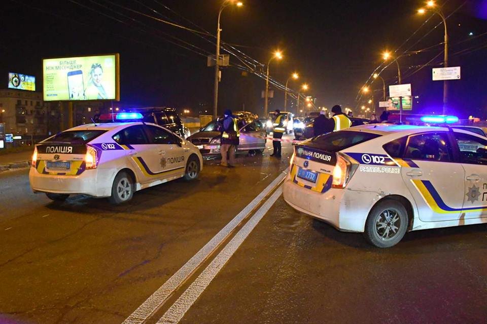 На месте работали 2 патрульные машины полицейских и следователи На месте работали 2 патрульные машины полицейских и следователи