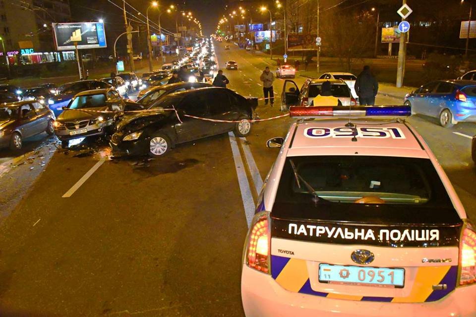В результате тройного ДТП по улице Черновола до Воздухофлотского путепровода образовалась огромная пробка В результате тройного ДТП по улице Черновола до Воздухофлотского путепровода образовалась огромная пробка