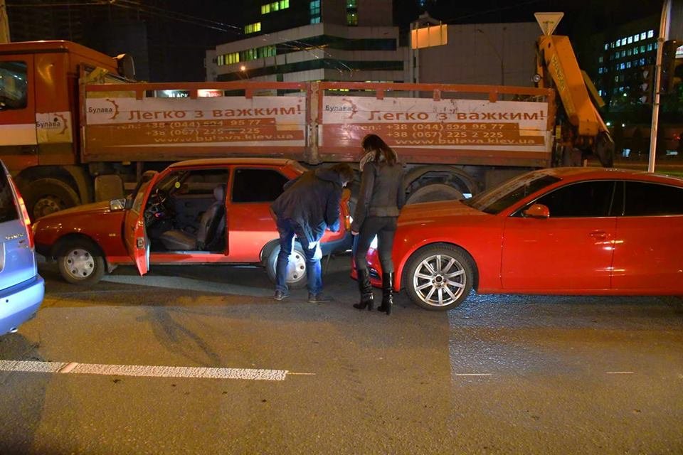 После тройного ДТП, из-за пробки, перед мостом Audi A5 догнала Таврию После тройного ДТП, из-за пробки, перед мостом Audi A5 догнала Таврию