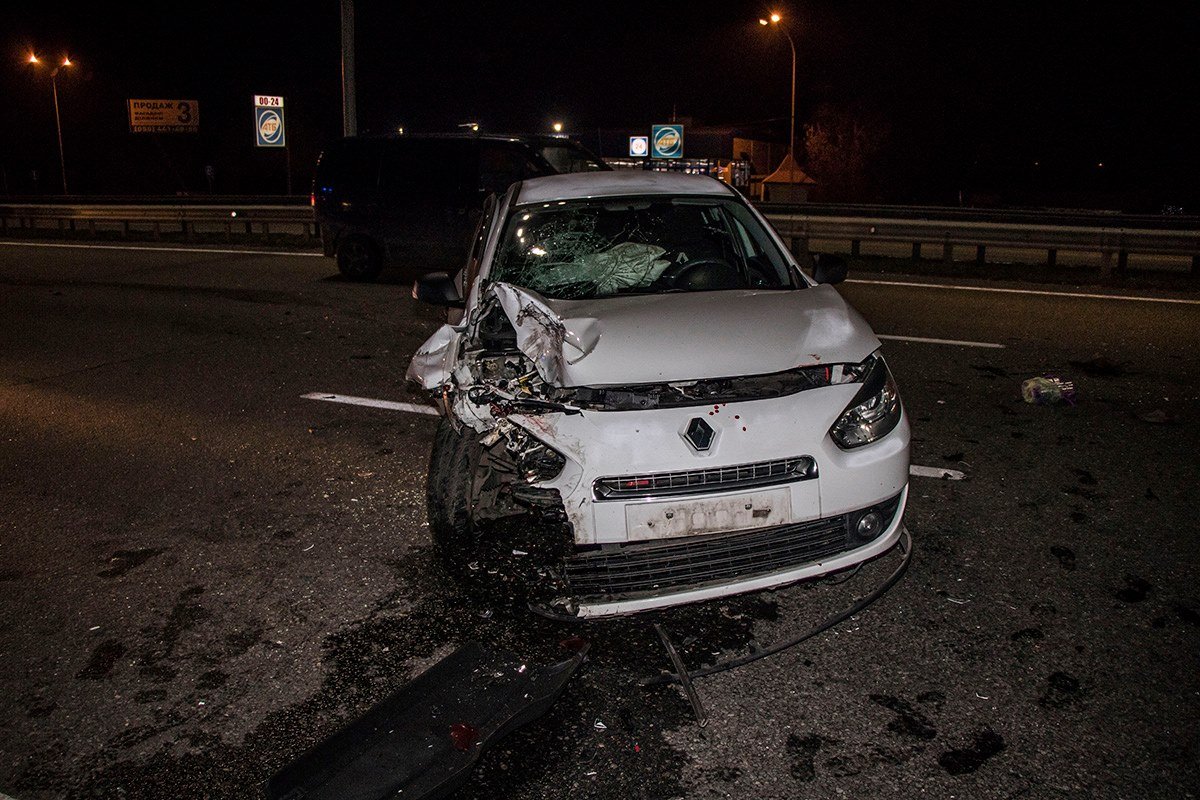 Renault не заметил в темноте остановившуюся машину 