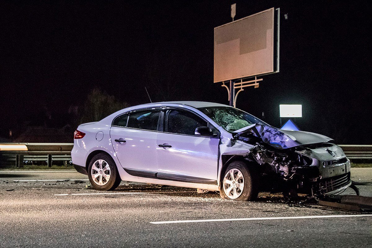 От удара Renault заглохшее авто развернуло и выбросило в другую сторону дороги