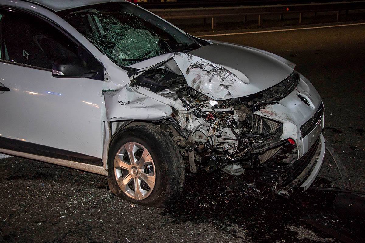 У Renault сильно повреждена передняя часть