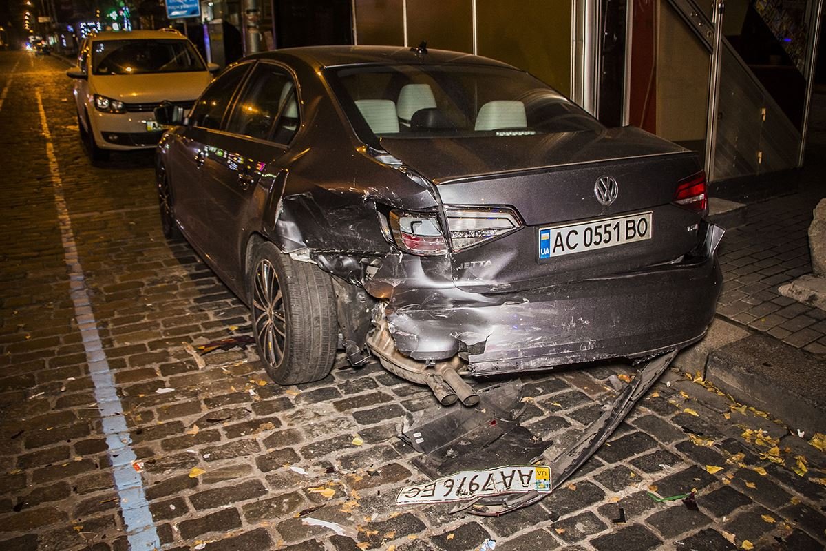 Из-за удара припаркованное авто развернуло на 180 градусов