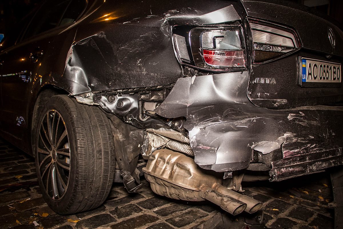 У Volkswagen Jetta повреждена задняя часть