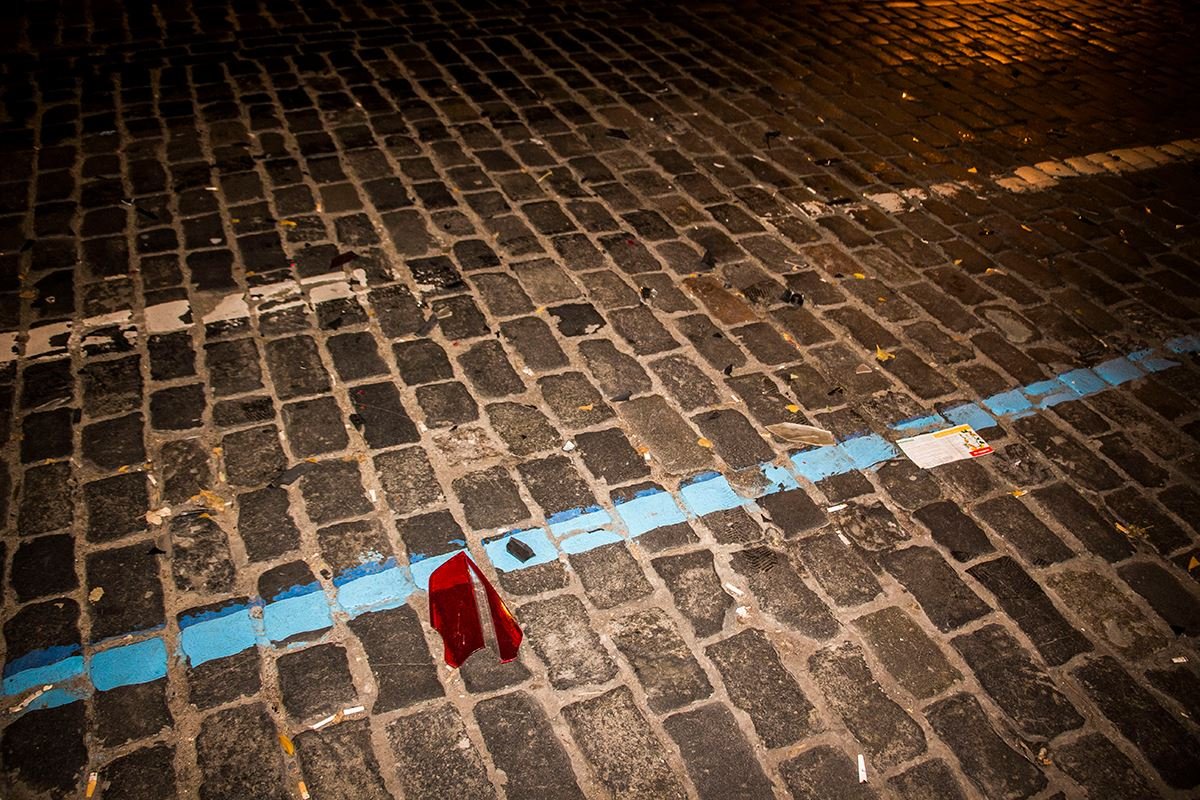 По проезжей части валяются осколки от авто