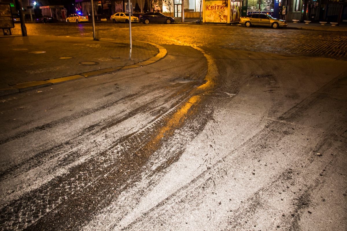 От места удара до остановившегося Opel тянется мокрый след