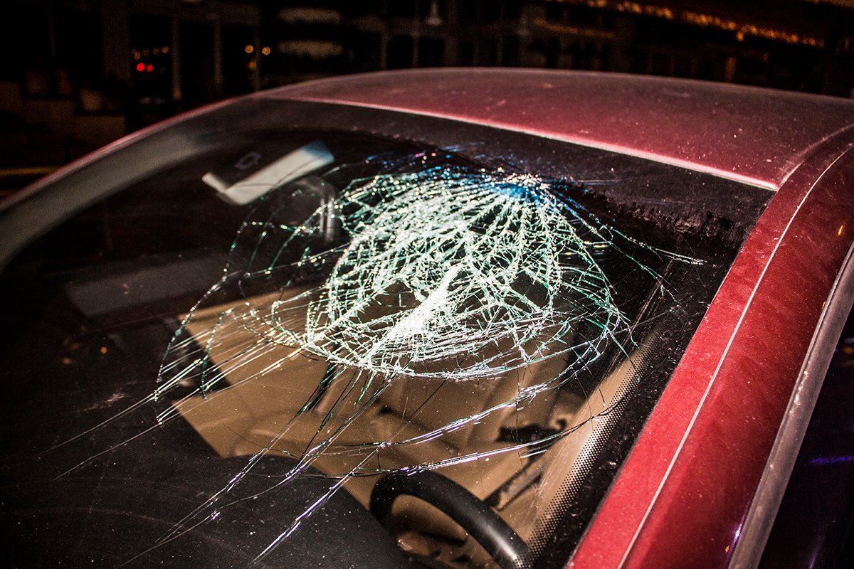 Характерный след на лобовом стекле от удара головы