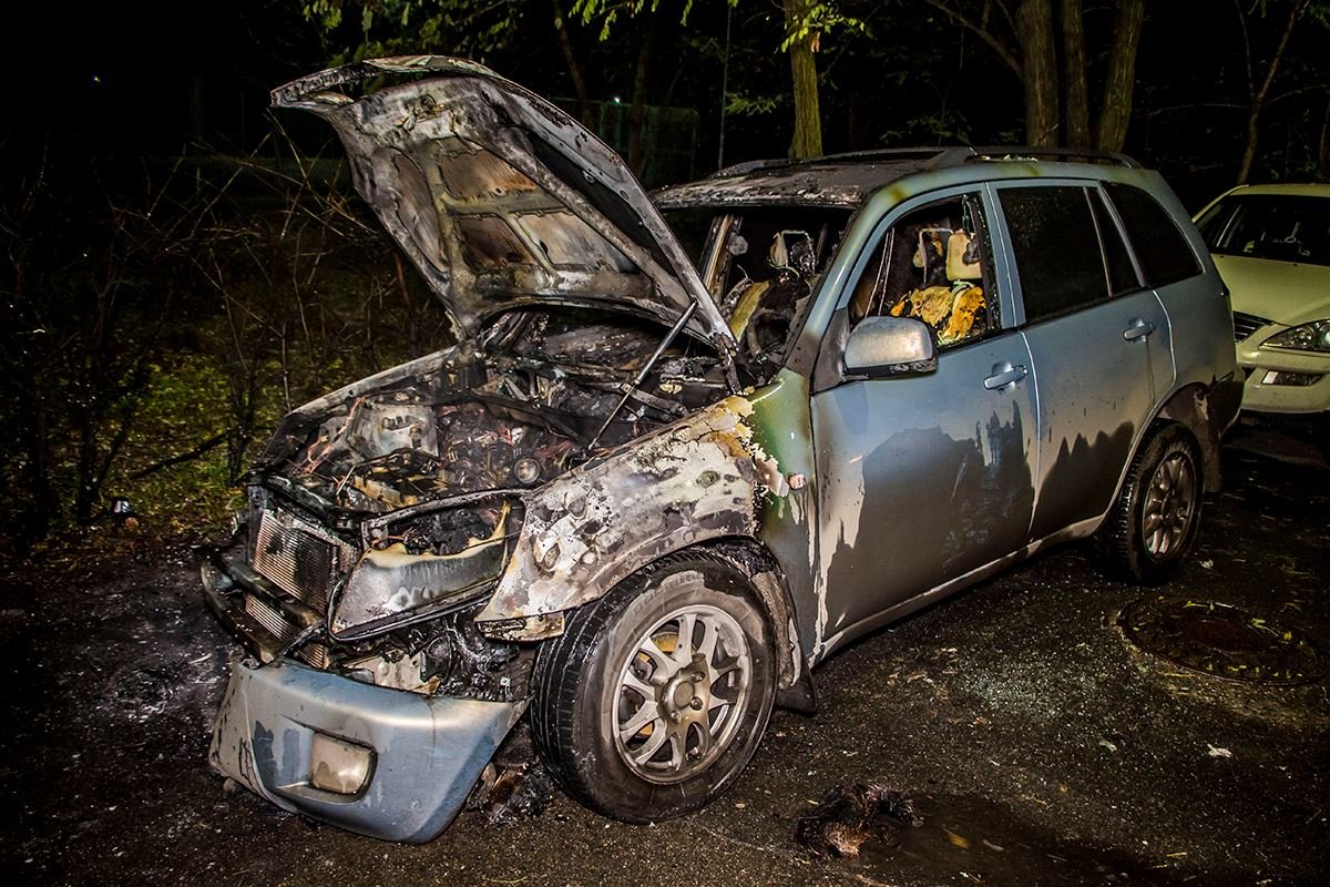 Пожар начался в передней части авто