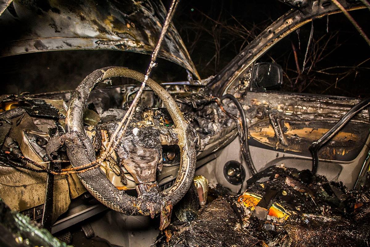 От салона авто почти ничего не осталось