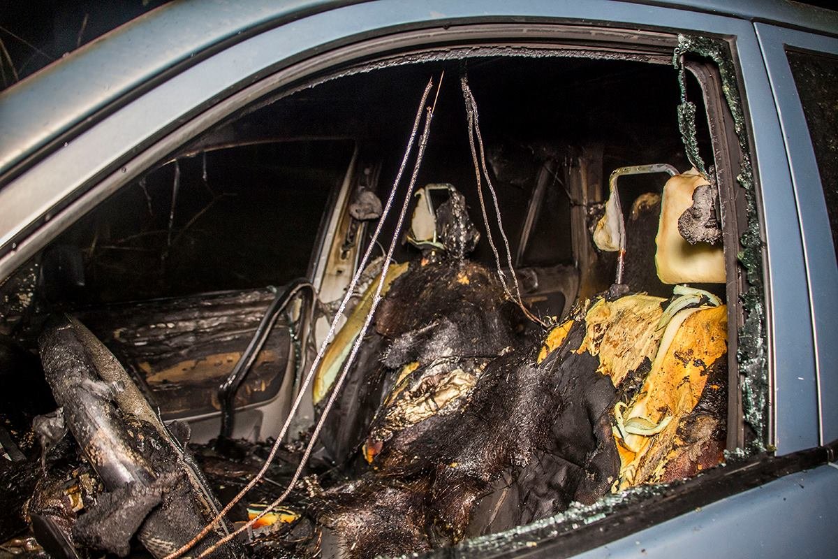 В авто салон выгорел полностью