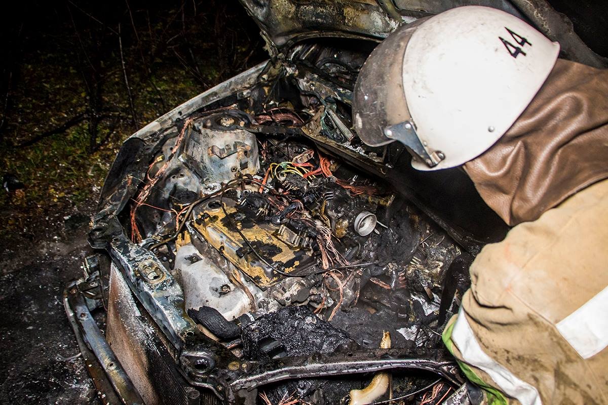 Пожарные осматривают авто