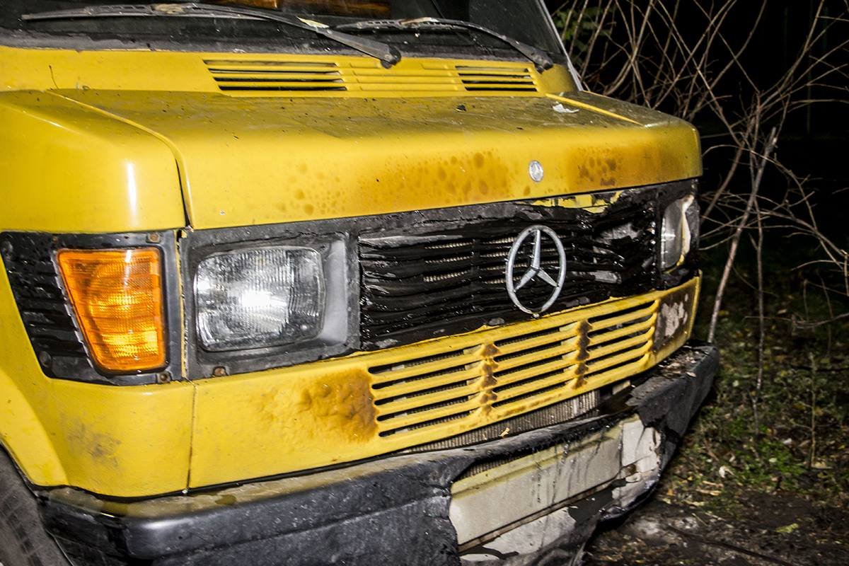 Поврежден рядом припаркованный грузовик Mercedes