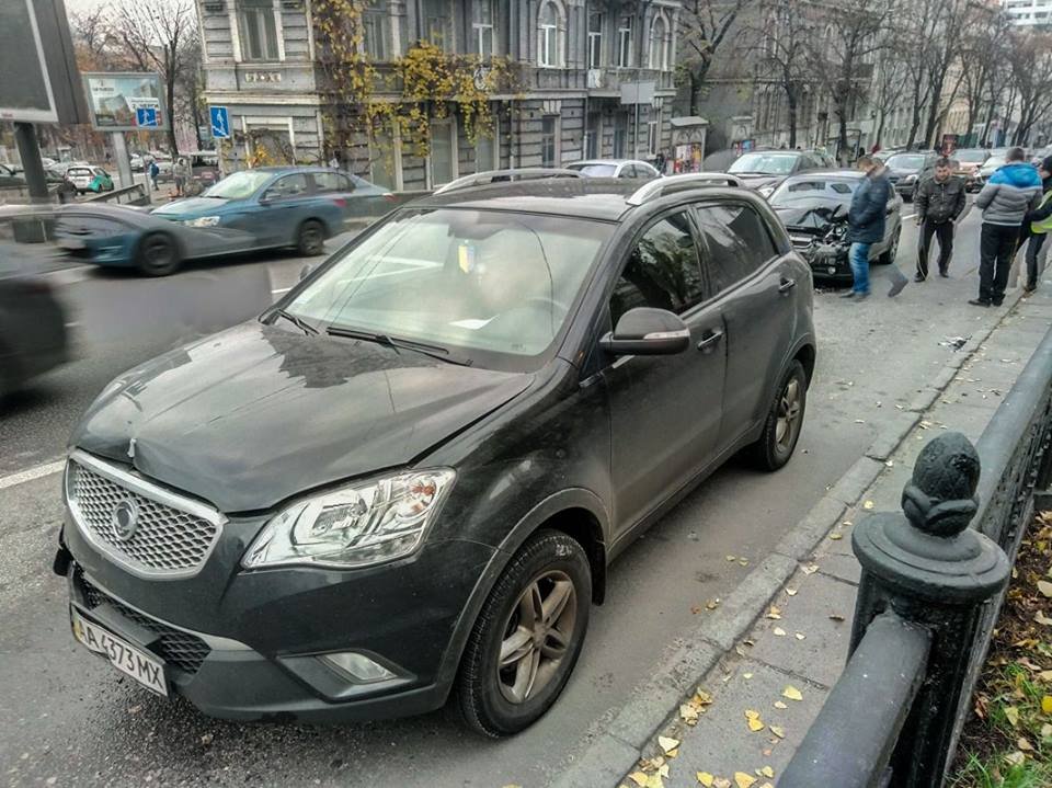 Водитель Chevrolet Aveo не успел среагировать на светофоре и догнал SsangYong