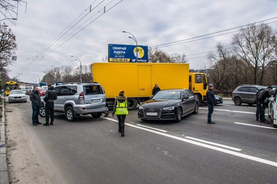 В Киеве на проспекте Лобановского произошло масштабное ДТП
