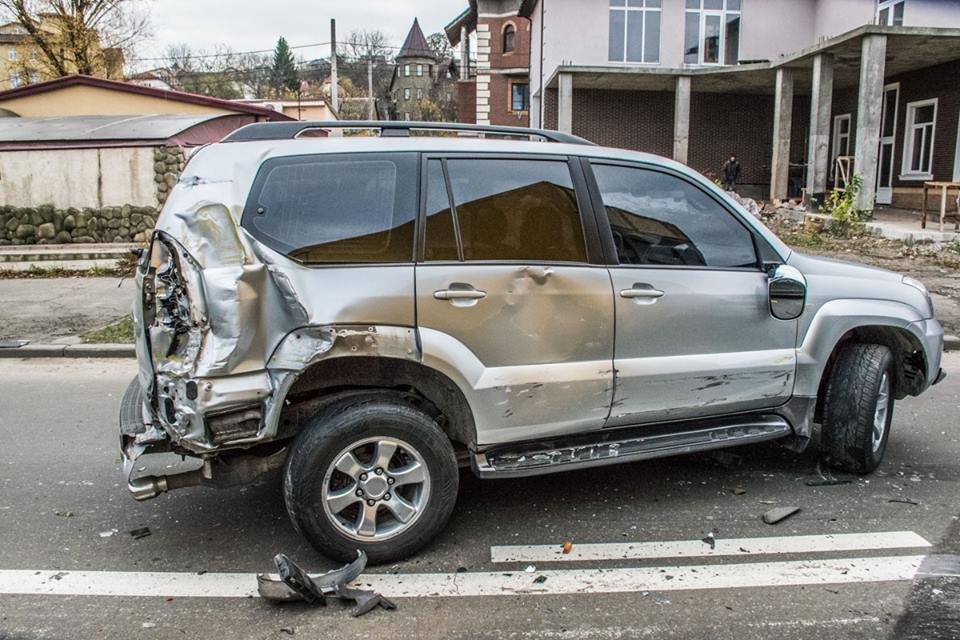 Первой, грузовик протаранил Totota Prado, которая выезжала из мойки на проспект Лобаноского