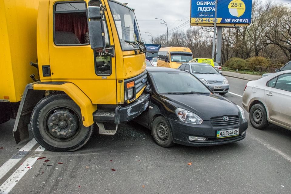 После того, как грузовик начало крутить по проезжей части, он врезался в Huyday 