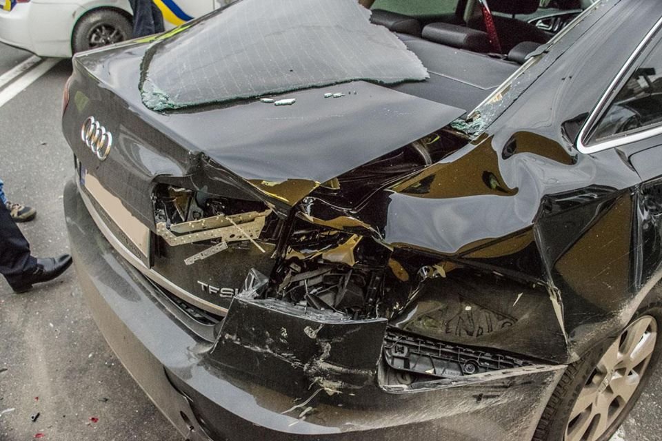 Водитель авто не пострадал, но его сына забрала скорая помощь для дальнейшего осмотра