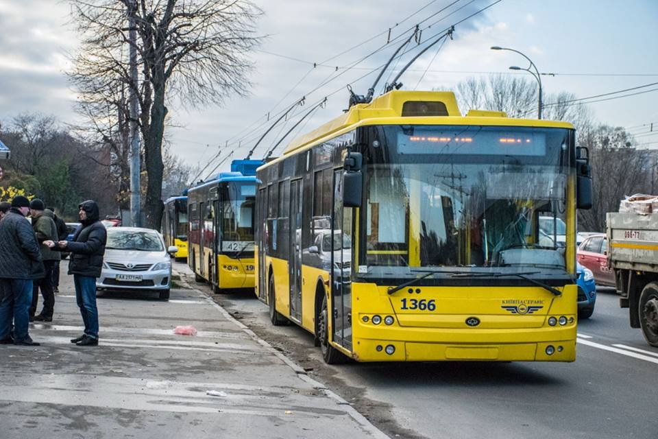 Из-за масштабного ДТП по Проспекту Лобановского образовалась пробка. Также парализовано движение общественного транспорта. 
