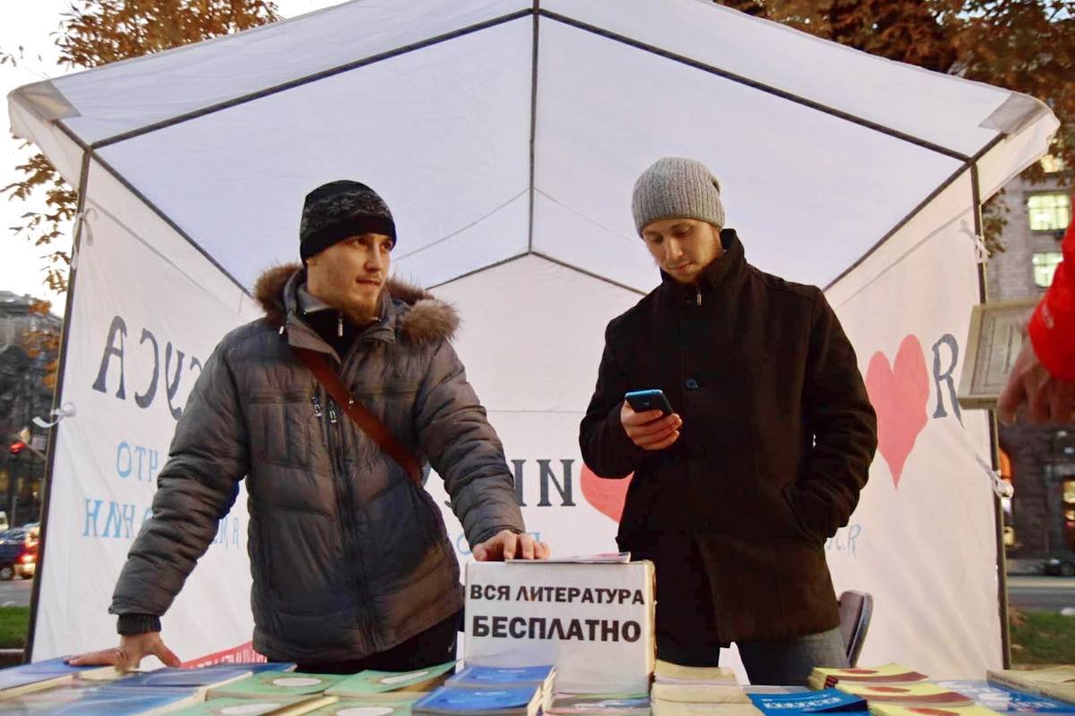 Мужчины привыкли к общению с нетолерантными к Исламу лицам Мужчины привыкли к общению с нетолерантными к Исламу лицам