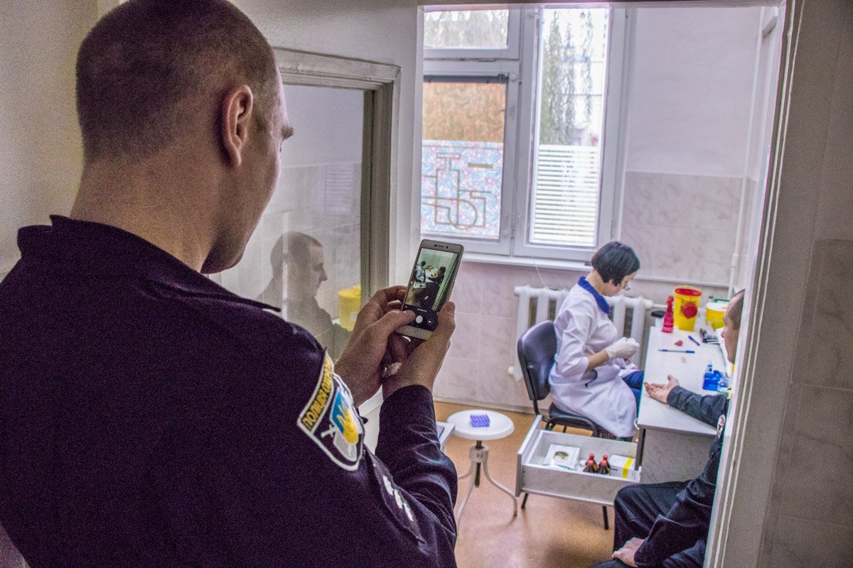 Полицейские сдали кровь на помощь детям пострадавшим в ДТП 